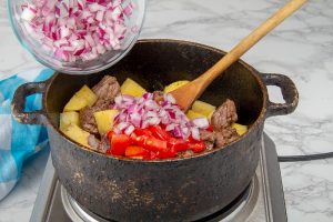 add onions and peppers to seco de carne