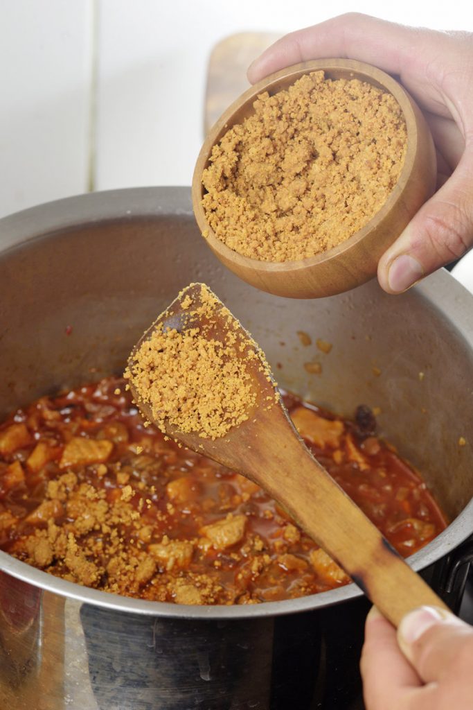 adding ground peanuts to the carapulcra