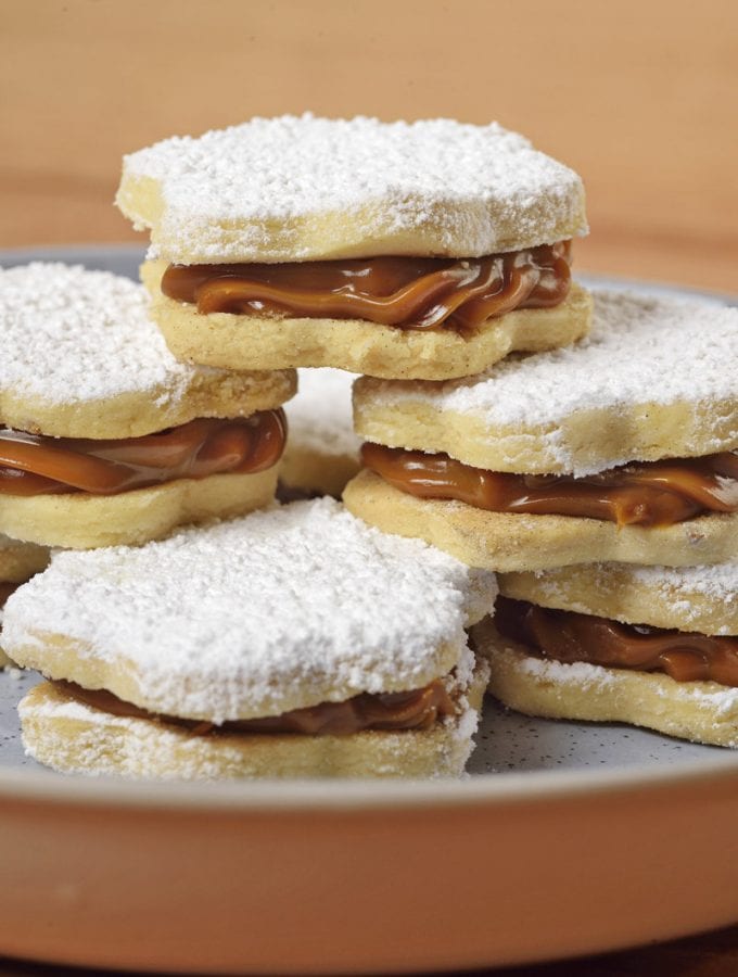 Alfajores Peruanos - Peruvian manjar blanco cookies