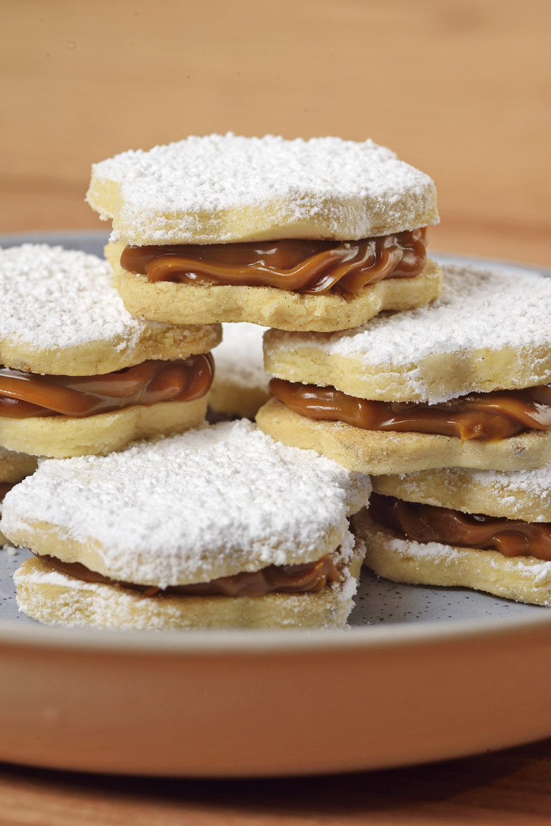 Alfajores Peruanos - Peruvian manjar blanco cookies