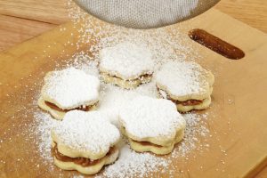 sprinkle the powdered sugar over the alfajores