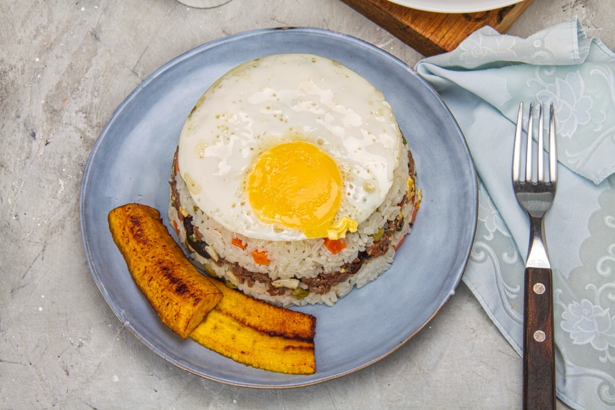 arroz tapado with egg and platano