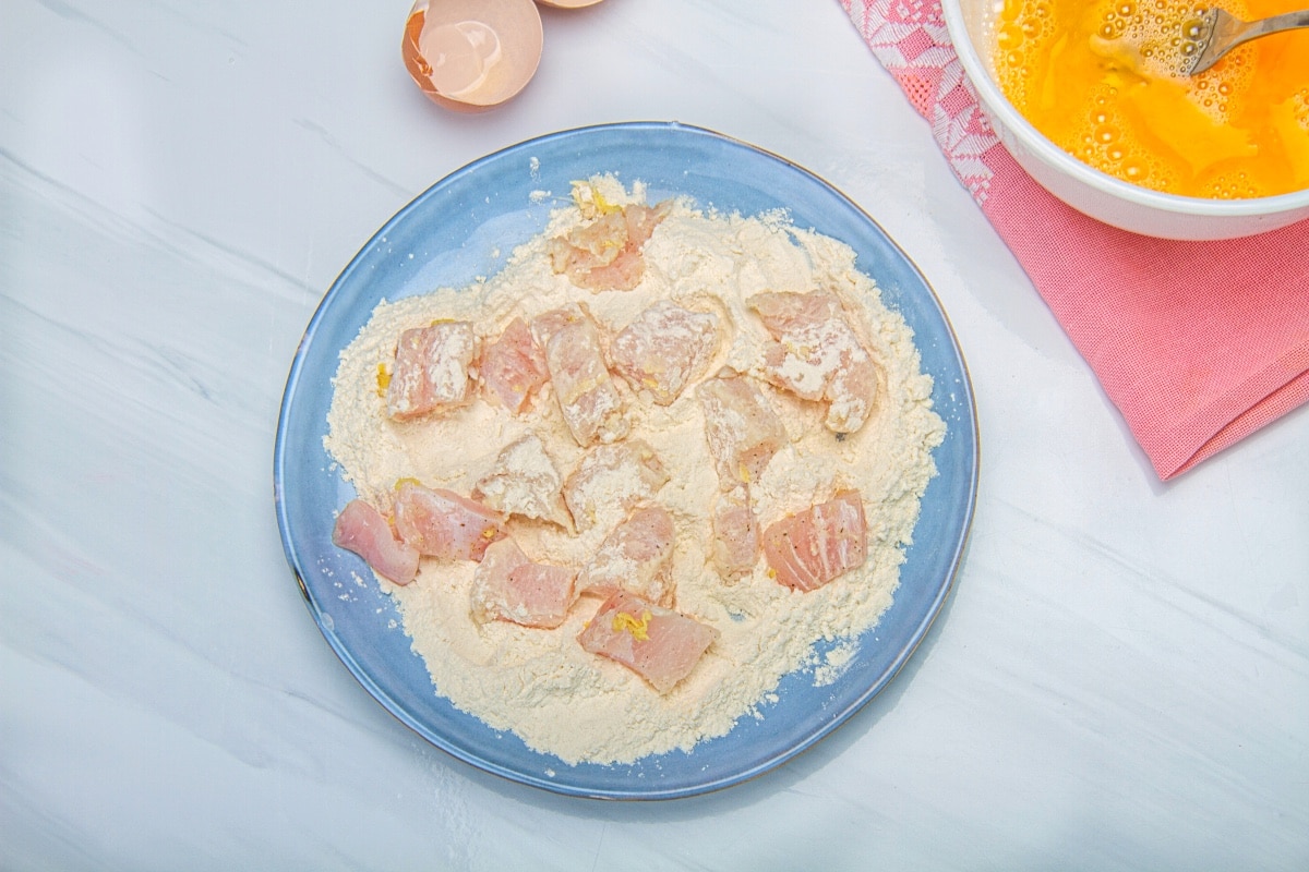 step 4 cover white fish fillet pieces in flour