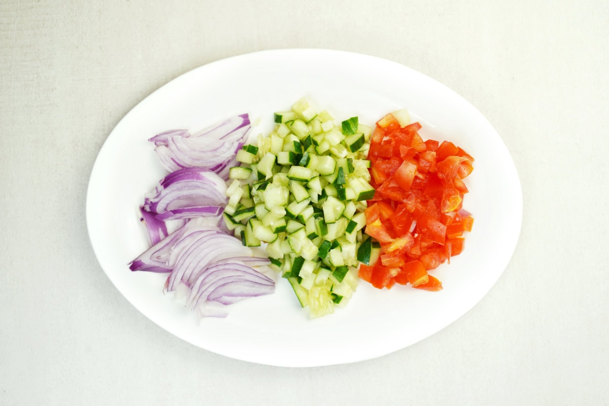 step 3 slice the onions peppers the tomatoes the vegetables