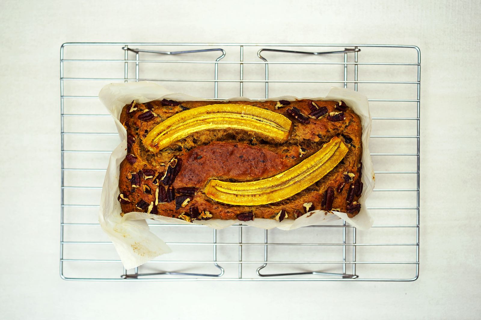 Cooling fresh-baked banana bread in a loaf pan